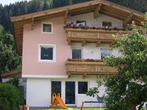 a house with a balcony with flowers on it at Ferienwohnung Fritz 2 Obergeschoss in Stuhlfelden
