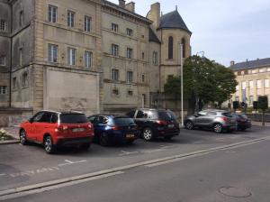 een groep auto's geparkeerd voor een gebouw bij Le 31bis Mathilde Centre historique in Bayeux