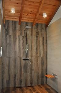 y baño con ducha y techo de madera. en Azorenhaus am Atlantik - Family House en Urzelina