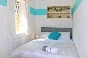 Gallery image of Oldbrook BUDGET FRIENDLY 3 Bedroom House Sleeps 6 FREE PARKING and NETFLIX in Milton Keynes +8 photos
