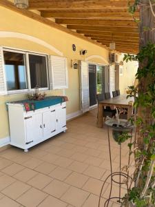 un patio con una mesa de madera y un techo de madera en casa da ainheira 44 cruz da assumada 8100-296 Loulé, en Loulé