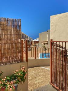 einen Balkon eines Gebäudes mit einem Zaun und Blumen in der Unterkunft Los Cristianos 4 Bed Townhouse in Los Cristianos