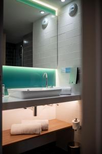 Bathroom sa Holiday Inn Express - Arcachon - La Teste, an IHG Hotel