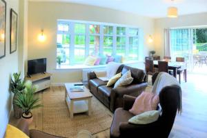 ein Wohnzimmer mit einem Sofa und einem Tisch in der Unterkunft Bar Lodge at Broxa in Long Riston