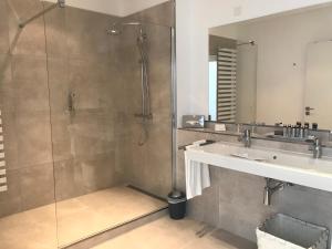 Ein Badezimmer in der Unterkunft Strandhotel Fischland