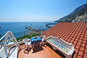 Foto dalla galleria di Mamma Rosanna 2 - Studio flat in Amalfi with terrace ad Amalfi