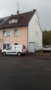 a white van parked in front of a house at Zimmervermietung Pargen in Daun