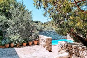 The swimming pool at or close to CASA NICOLE Naturaleza, Montañas y Piscina Privada en Alicante