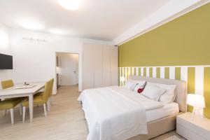 um quarto com uma cama, uma mesa e uma secretária em Villa Bella Vista - Apartment Green em Pörtschach am Wörthersee