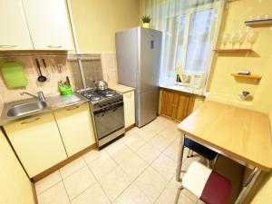 Кухня или мини-кухня в Apartment Ibragimova 25 