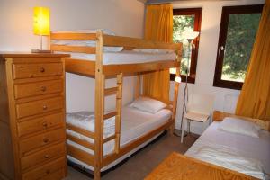 מיטה או מיטות קומותיים בחדר ב-Residence Cassiopee - maeva Home