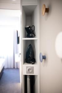 拉特斯特德布赫Holiday Inn Express - Arcachon - La Teste by IHG的一间房间的一个角落,有一扇门与一间房间相连