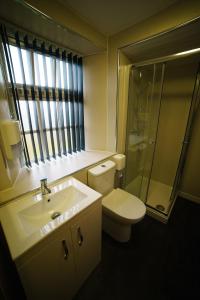 A bathroom at FSC Blencathra Hostel