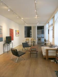 uma sala de estar com um sofá e uma mesa em Loft Marais Gallery CityCosy em Paris