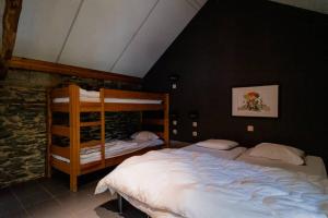 a bedroom with two bunk beds in a attic at Rustig gelegen gîte nabij Houffalize in Houffalize