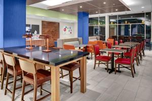 Restaurace v ubytování Holiday Inn Express & Suites - Houston NW - Cypress Grand Pky by IHG