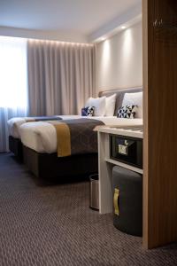 拉特斯特德布赫Holiday Inn Express - Arcachon - La Teste by IHG的一间带床和桌子的酒店房间
