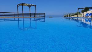 בריכת השחייה שנמצאת ב-Hotel Miramar Sul או באזור