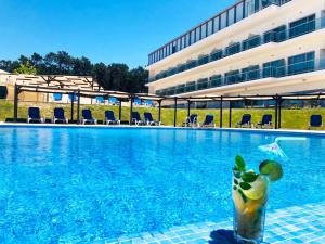 בריכת השחייה שנמצאת ב-Hotel Miramar Sul או באזור