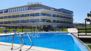 בריכת השחייה שנמצאת ב-Hotel Miramar Sul או באזור