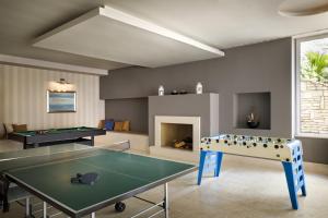ein Wohnzimmer mit einer Tischtennisplatte und einem Kamin in der Unterkunft Miramar Sunny Hotel in Rabac