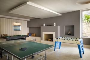 sala de estar con mesa de ping pong y chimenea en Miramar Sunny Hotel, en Rabac