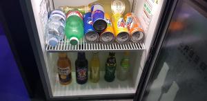 una nevera llena de diferentes tipos de bebidas en hause luisa, en Nápoles