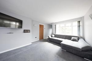 A seating area at The Spinney - Perfect for Contractors, Large Groups & Families