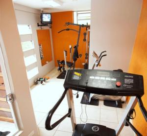 a room with a gym with several exercise bikes at PARANÁ PALACE HOTEL in Campo Mourão