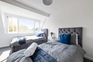 a bedroom with two beds and a window at The Spinney - Perfect for Contractors, Large Groups & Families in Wolverhampton
