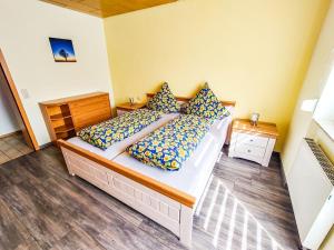uma cama com duas almofadas num quarto em Ferienwohnung Ella em Todtnau