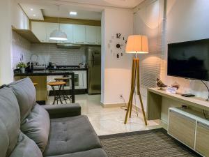 a living room with a couch and a kitchen at APARTMENTFORSTAY 18 Tânger in Marília