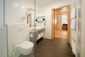 a bathroom with a toilet and a sink at Gasthof Restaurant Zum Brauhaus in Hartberg