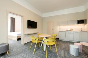 TV a/nebo společenská místnost v ubytování SLADOVNA Apartments