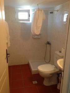een badkamer met een toilet en een wastafel bij Bay Watch in Karpathos