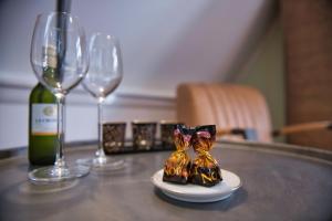 zwei Figuren von zwei Katzen auf einem Tisch mit Weingläsern in der Unterkunft Com-In in Alkmaar