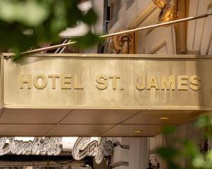 un panneau d'hôtel st james sur le côté d'un bâtiment dans l'établissement Hotel St. James, à New York