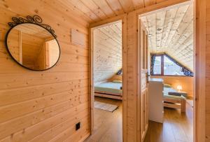 Postel nebo postele na pokoji v ubytování CHATY TRZY + 37 fotografií
