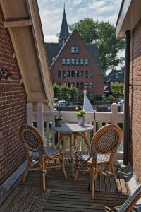 eine Terrasse mit Tisch und Stühlen auf einem Balkon in der Unterkunft Com-In in Alkmaar