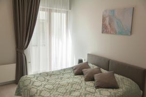 - une chambre avec un lit et 2 oreillers dans l'établissement Kungu Apartments in Riga Old Town, à Riga