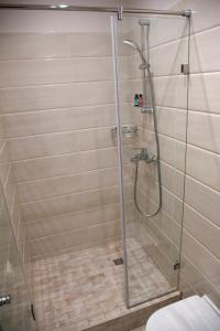 une salle de bain avec une douche avec une porte vitrée dans l'établissement Kungu Apartments in Riga Old Town, à Riga 13 autres photos