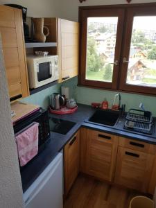 Køkken eller tekøkken på Appartement traversant résidence chaput 2 - 2 pièces - 6 personnes - vue sur front de neige