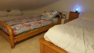 a bedroom with two twin beds and a lamp at Tignes 1800 in Tignes