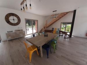 Un comedor con mesa y sillas de madera. en Chambres d`hôtes Domaine des Haies, en Dol-de-Bretagne 18 fotos más