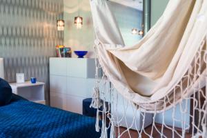 维斯瓦Apartament Na Urlop - Wisła Sarnia - apartament przyjazny zwierzętom的带床和蚊帐的卧室