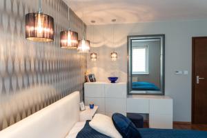 维斯瓦Apartament Na Urlop - Wisła Sarnia - apartament przyjazny zwierzętom的带浴缸和镜子的浴室