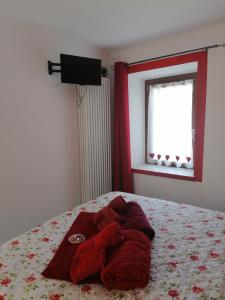 een rode deken op een bed in een slaapkamer bij Casa vacanza la Rosa in Vinadio