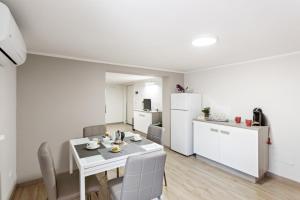 A kitchen or kitchenette at Villa Bellini Cosy Flat