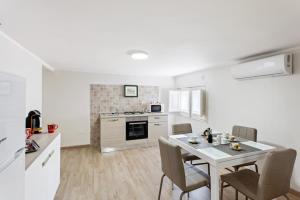 A kitchen or kitchenette at Villa Bellini Cosy Flat