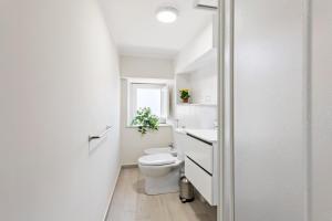 A bathroom at Villa Bellini Cosy Flat